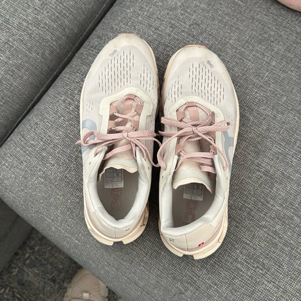 On cloud sneakers size 10